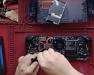 Desmontagem do meio do Steam Deck OLED. (Fonte da imagem: SlickBuys Mods and Repairs)