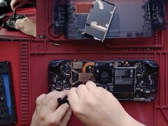 Desmontagem do meio do Steam Deck OLED. (Fonte da imagem: SlickBuys Mods and Repairs)