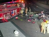A frente Tesla teve que ser cortada para retirar o motorista (imagem: Con Fire PIO/Twitter)