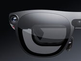 Close-up dos óculos Xreal Aura, mostrando a câmera e o visor micro-OLED. 