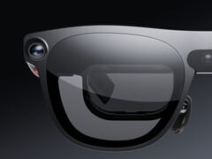 Close-up dos óculos Xreal Aura, mostrando a câmera e o visor micro-OLED.