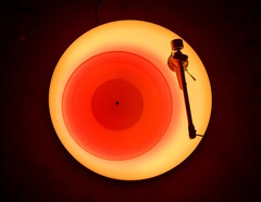 Brian Eno lançou sua edição limitada de £20.000 2024 Turntable II na Paul Stolper Gallery, uma continuação de sua icônica 2021 Turntable I. (Fonte: Paul Stolper Gallery)