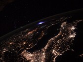 Uma imagem da Terra tirada da ISS, mostrando uma tempestade à distância. (Fonte da imagem: Flickr/CC/ESA/NASA-T. Pesquet)
