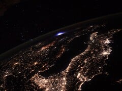 Uma imagem da Terra tirada da ISS, mostrando uma tempestade à distância. (Fonte da imagem: Flickr/CC/ESA/NASA-T. Pesquet)