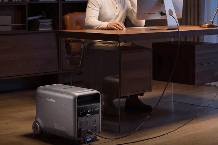 As opções de saída incluem tomadas de 240V e ligações para autocaravanas, além de tomadas padrão, USB-A e uma porta USB-C de 100W.