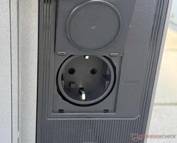 A tomada de emergência permite que dispositivos individuais sejam alimentados mesmo durante uma queda de energia.