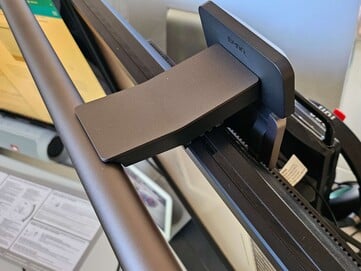 A Screenbar fica firmemente fixada no monitor BenQ.