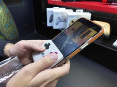 O novo controle se prende à parte inferior do telefone, transformando-o em um dispositivo portátil no estilo Game Boy. (Fonte da imagem: @yoshivesmovie on X)