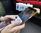 O novo controle se prende à parte inferior do telefone, transformando-o em um dispositivo portátil no estilo Game Boy. (Fonte da imagem: @yoshivesmovie on X)