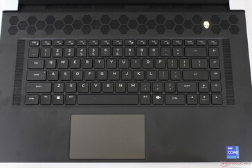 A Dell reformulou o layout do teclado para omitir as teclas NumPad e Macro dedicadas em favor de teclas de seta maiores e mais grades de ventilação