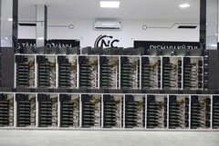 Os mineiros de moedas criptográficas estão agora empregando equipamentos de estação de trabalho grand-grande para suas necessidades de mineração (imagem via @I_Leak_VN no Twitter)