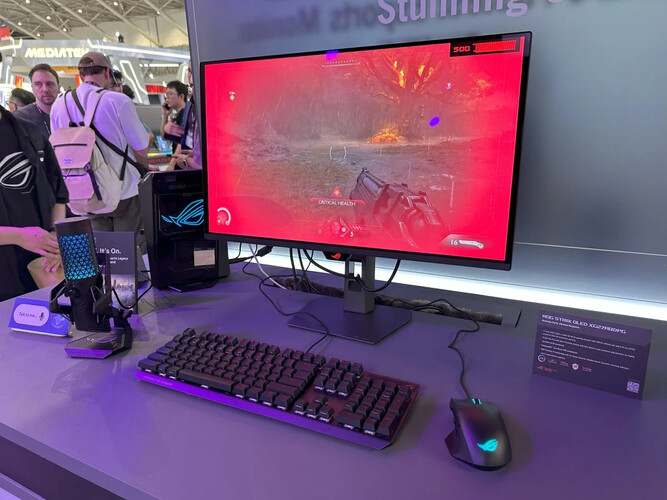 O Asus ROG Strix OLED XG27AQDPG em exibição na Computex 2025 em Taipei. (Fonte da imagem: TFTCentral)