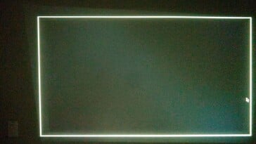 Quando o projetor Yaber T1 Pro não está alinhado diretamente com uma parede, ele ajusta a imagem para que pareça nivelada, cortando a projeção. Um leve sangramento de luz permanece visível na área não utilizada (canto superior esquerdo). (f/1.6 3/10 seg ISO 3200) (Fonte da imagem: Notebookcheck)