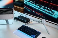 Uma eGPU Aorus RTX 5060 Ti AI Box conectada a um laptop Lenovo ThinkPad X9 executando o Cyberpunk 2077 em um monitor externo.