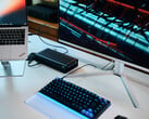 Uma eGPU Aorus RTX 5060 Ti AI Box conectada a um laptop Lenovo ThinkPad X9 executando o Cyberpunk 2077 em um monitor externo.
