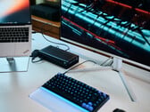 Uma eGPU Aorus RTX 5060 Ti AI Box conectada a um laptop Lenovo ThinkPad X9 executando o Cyberpunk 2077 em um monitor externo.