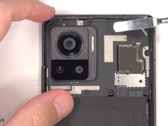 Um Edge 30 Ultra é desmontado. (Fonte: PBKReviews)