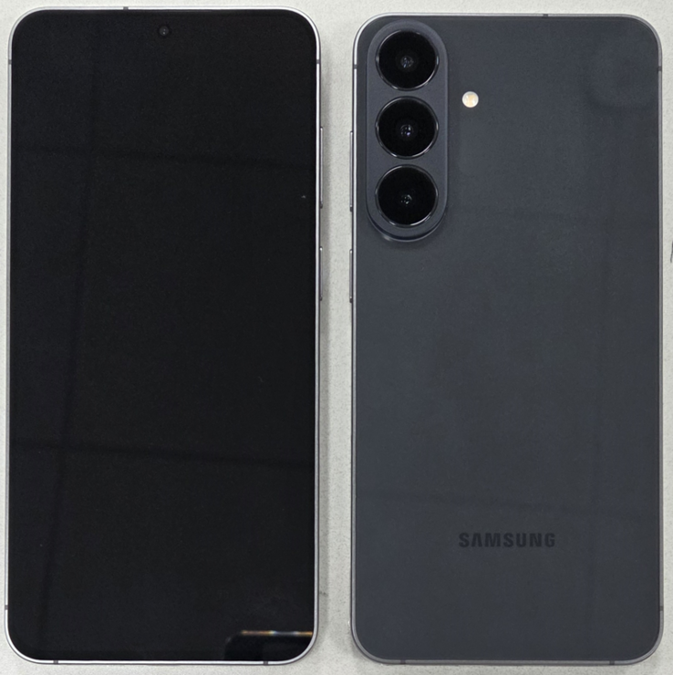 Em comparação com a Galaxy A57, a nova faixa de câmera da Galaxy S26 FE vai até a borda.
