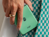 O Razr 70 pode oferecer uma tonalidade verde ainda mais brilhante do que o modelo do ano passado, mostrado aqui.