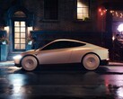 O Tesla Cab estacionado em uma rua molhada da cidade à noite, apresentando um design elegante e futurista com rodas cobertas. (Fonte da imagem: Tesla)