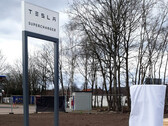 Os novos carregadores vêm com a nova sinalização Tesla (imagem: @fritsvanens)