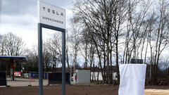 Os novos carregadores vêm com a nova sinalização Tesla (imagem: @fritsvanens)