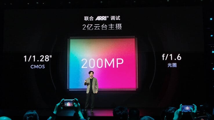 O Robot Phone da Honor possui um sensor principal de 200 MP em um gimbal miniaturizado de três eixos.