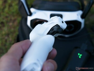 O sistema é composto pelo drone, pelos óculos de realidade virtual e pelo controle remoto