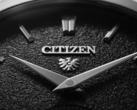 A Citizen declarou que suas linhas Eco-Drive e Super Titanium também serão beneficiadas pela nova extensão da garantia global. Na foto, o mostrador de um relógio com o logotipo da Citizen. (Fonte da imagem: Citizen)