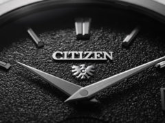 A Citizen declarou que suas linhas Eco-Drive e Super Titanium também serão beneficiadas pela nova extensão da garantia global. Na foto, o mostrador de um relógio com o logotipo da Citizen. (Fonte da imagem: Citizen)