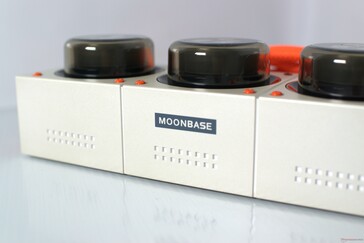 O texto "Moonbase" em um lado...