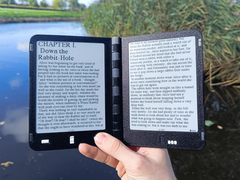 O Diptyx E-reader (na foto) lida com carregamento e transferências de arquivos via USB-C. (Fonte da imagem: u/spacerower via r/ereader)