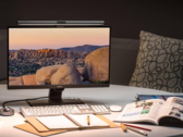 A BenQ ScreenBar Plus se encaixa perfeitamente em monitores externos. (Fonte de imagem: BenQ)