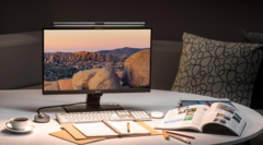 A BenQ ScreenBar Plus se encaixa perfeitamente em monitores externos. (Fonte de imagem: BenQ)