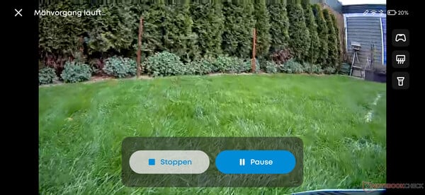 O vídeo ao vivo oferece uma visão do jardim a partir da perspectiva do cortador de grama robô