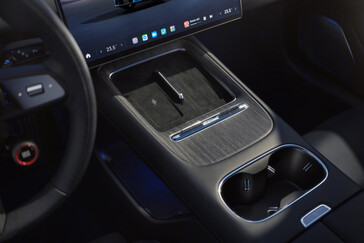 Xiaomi SU7 (2026) na nova cor Capri Blue: o sedã esportivo elétrico está recebendo mais do que apenas um pequeno facelift. (Fonte da imagem: Xiaomi)