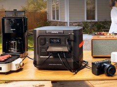 A estação de energia Jackery Explorer 1500 Ultra fornece 1.800 W de saída contínua para alimentar aparelhos eletrodomésticos e eletrônicos. (Fonte da imagem: Jackery)