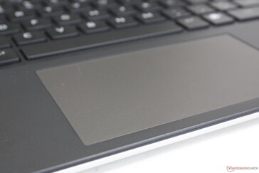 O Clickpad tem iluminação de fundo RGB, como no teclado. No entanto, ela só está disponível em determinados SKUs