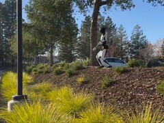 O robô humanoide Optimus da Tesla agora é capaz de andar de forma autônoma em terrenos acidentados. (Fonte da imagem: X / Milan Kovac)