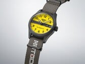 Close-up do Seiko 5 Sports Field x Honda Motocompo Edição Limitada, destacando o mostrador amarelo, o logotipo da Honda e a coroa gravada.
