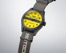 Close-up do Seiko 5 Sports Field x Honda Motocompo Edição Limitada, destacando o mostrador amarelo, o logotipo da Honda e a coroa gravada.