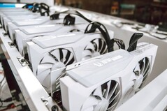 As cartas da ZOTAC Gaming GeForce RTX 30 Series White Edition estão ligadas aparentemente prontas para a mineração criptográfica. (Fonte de imagem:@ZOTAC_USA)