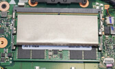 Dois slots de RAM, apenas um com dissipação de calor