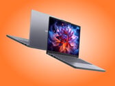 O IdeaPad Slim 3 14IPH11 ainda contém uma tela OLED, apesar de ser um laptop mais econômico.