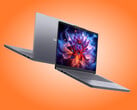 O IdeaPad Slim 3 14IPH11 ainda contém uma tela OLED, apesar de ser um laptop mais econômico.