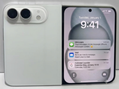 Um modelo de design do iPhone Ultra dobrável na cor branca.