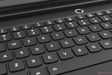 As teclas de membrana simples são mais firmes e confortáveis do que na maioria dos laptops ultrafinos