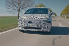 Após os esboços iniciais, o novo Audi A2 e-tron agora aparece na vida real em uma película de camuflagem durante os testes de direção no gelo e na neve no norte da Suécia e no túnel de vento.