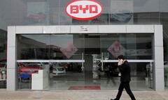 A BYD ultrapassou a Tesla em 2022 como a principal fabricante global de EV. (Fonte da imagem: Reuters)