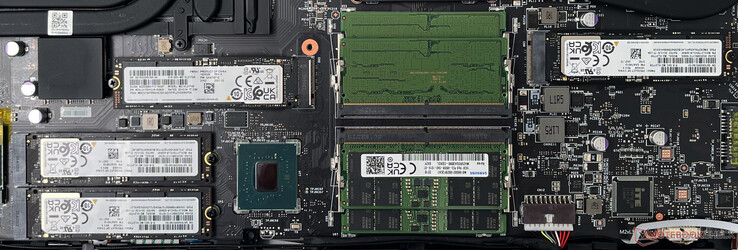O primeiro slot M.2 no Titan GT77 suporta o armazenamento PCIe Gen5